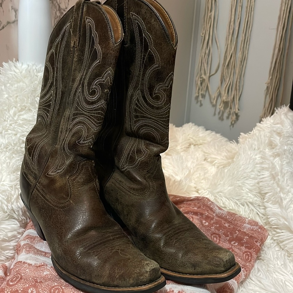 Women’s ariat cowboy boots. Size 7